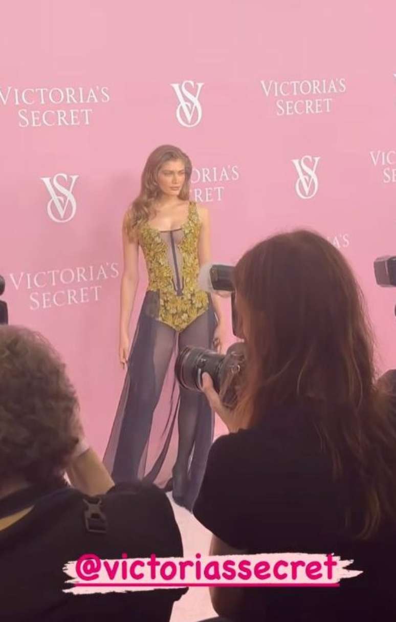 Valentina Sampaio no filme da Victoria’s Secrets 