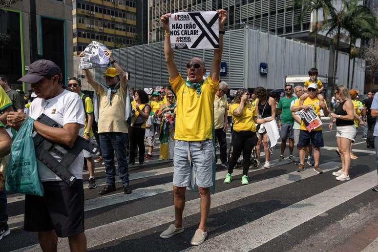 Manifestantes durante um protesto contra a suspensão do X em São Paulo em 7 de setembro de 2024