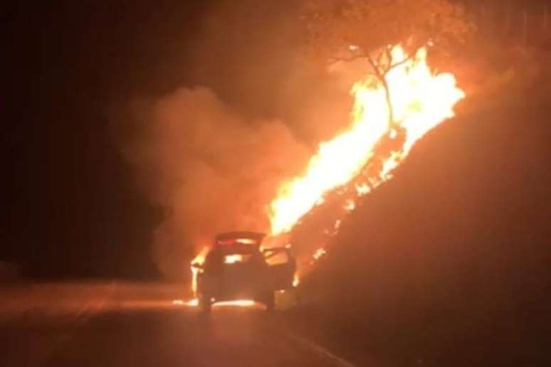 Viatura ficou totalmente destruída após o incêndio