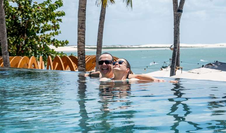 Celso e Ana Zucatelli na piscina do hotel com vista para o mar: tem vida melhor que essa?