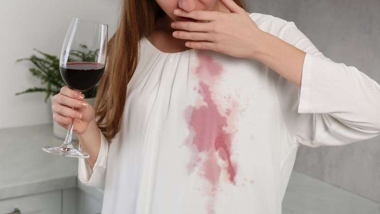 Aprenda a limpar mancha de vinho das suas roupas