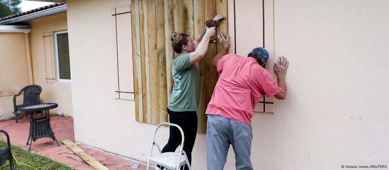 Moradores da Flórida preparam a casa, antes da chegada do furacão