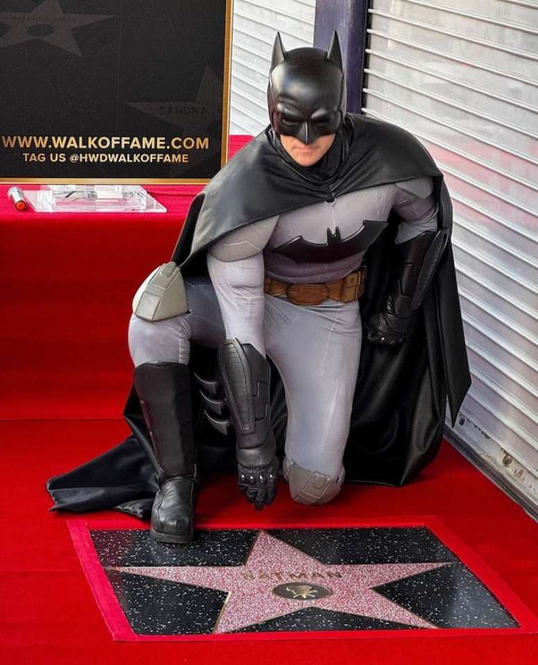 O personagem Batman se tornou o primeiro super-herói a ganhar uma estrela na prestigiada Calçada da Fama, em Hollywood.