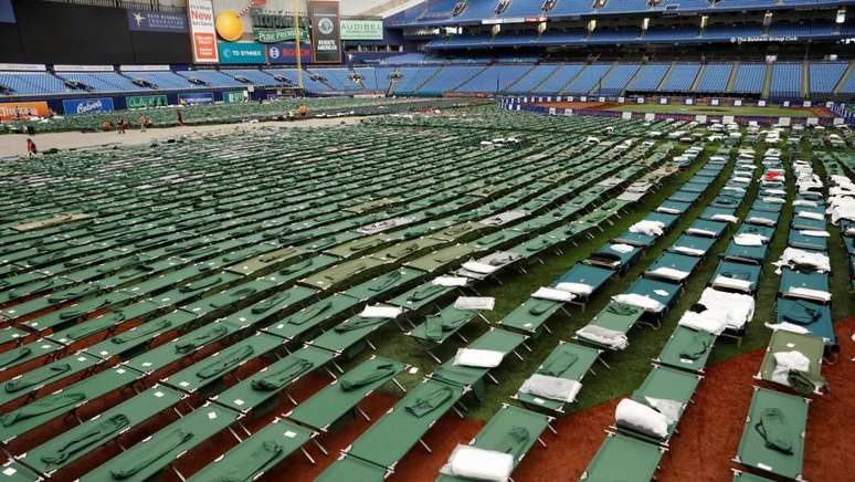 Milhares de camas foram montadas no estádio Tropicana Field para abrigar os desalojados antes da chegada do furacão