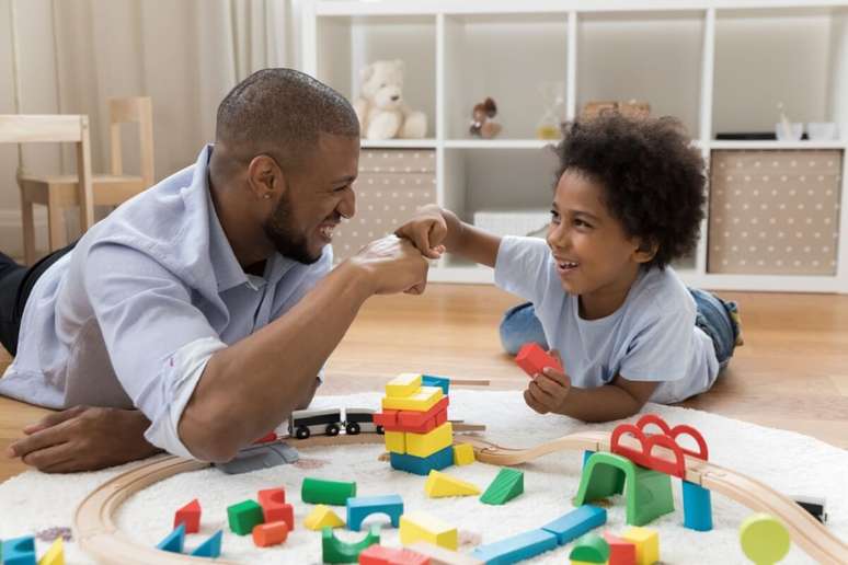 Momentos de interação durante as brincadeiras reforçam o vínculo entre pais e filhos 