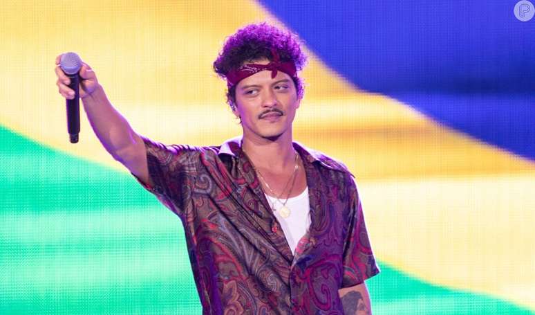 Bruno Mars tem tatuagem 'da sorte' que fez para cobrir um desenho inusitado e mega hilário.