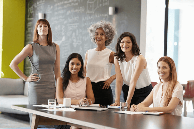 O fortalecimento do empreendedorismo feminino no setor de beleza fomenta uma cultura de equidade, ampliando as oportunidades e quebrando estigmas de gênero 