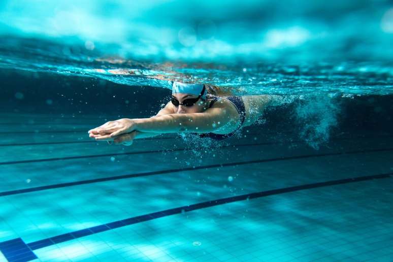 Um treino intenso de natação pode queimar em média 450 calorias 