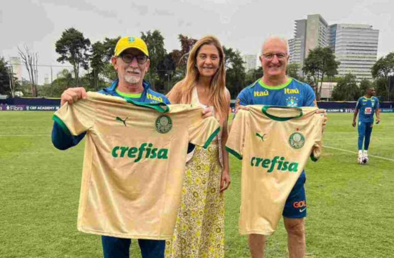 Leila entrega camisa do Palmeiras a Dorival e diz que CT é “porta aberta” para a Seleção