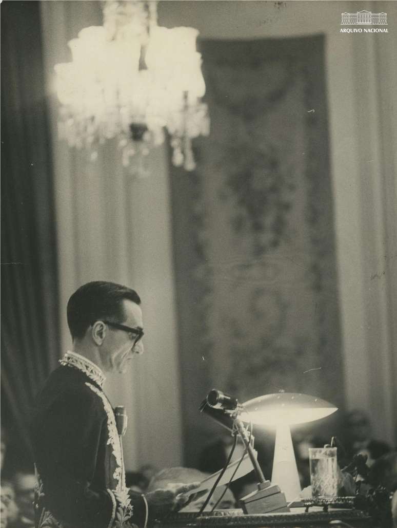 Jo&atilde;o Cabral de Melo Neto, em sua posse na ABL, em 1969