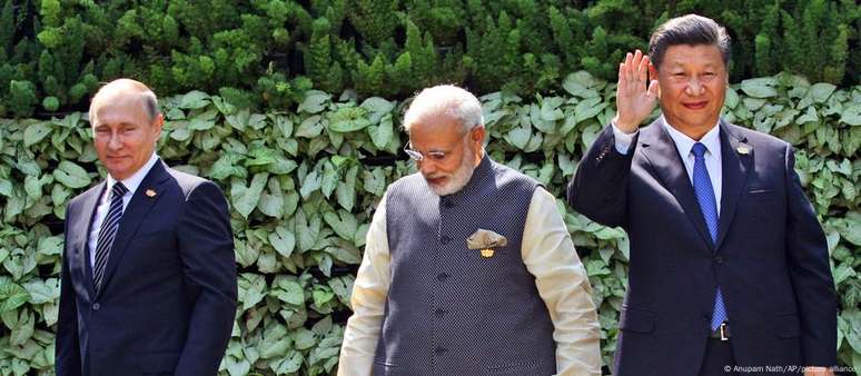 Primeiro-ministro Narendra Modi entre presidentes Vladimir Putin e Xi Jinping: no Brics ampliado, Índia, Rússia e China têm privilégios de membros fundadores