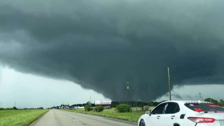 Um motorista registrou imagens dos tornados enquanto deixava Tampa, na Interstate 75