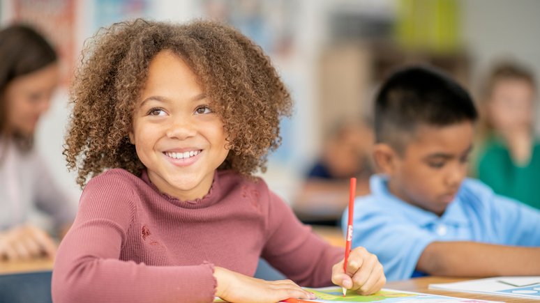 os espaços, batizados de “Afrotecas”, os alunos podem encontrar livros, jogos, brinquedos e instrumentos musicais feitos para enfrentar a questão racial nas escolas.