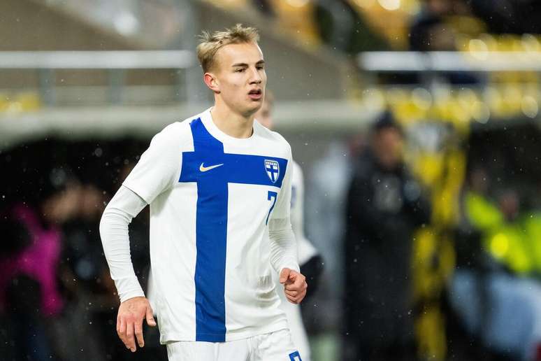 Topi Keskinen (Finlândia) durante jogo contra a Suécia, no dia 13.11.2023 