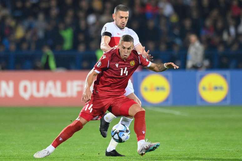 Norberto Briasco (Armênia) disputando a posse da bola com Merih Demiral (Turquia), no dia 25.03.2023 