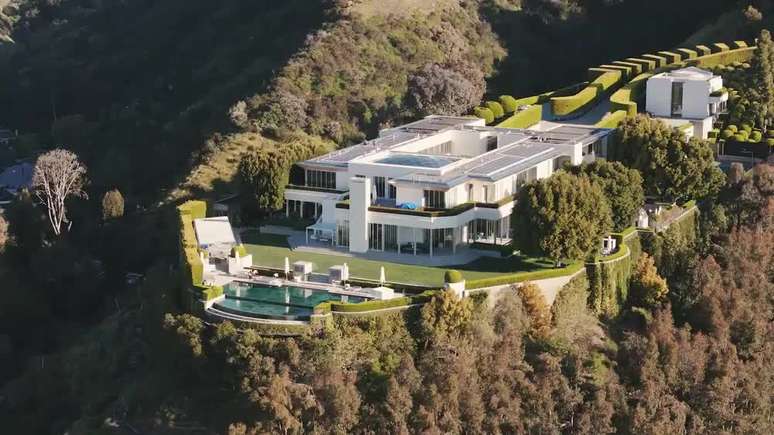 A propriedade tem uma casa de hóspedes e campo de ténis.