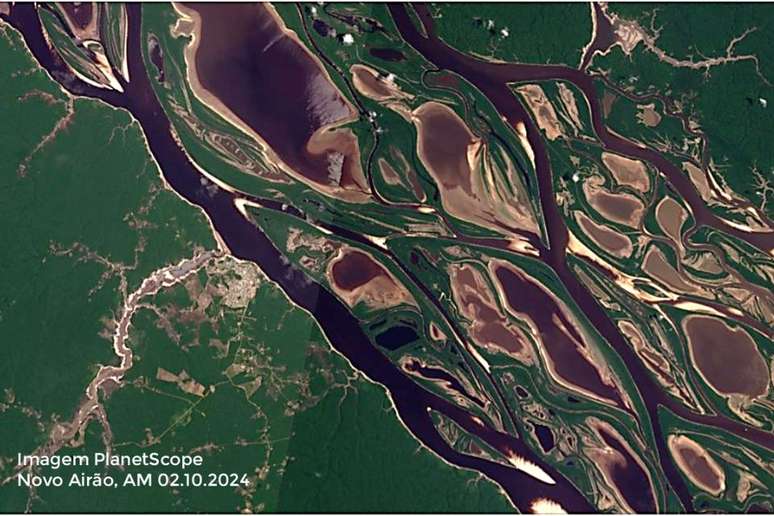 Imagem de satélite mostra antes e depois de trecho do rio Negro, em período de seca extrema