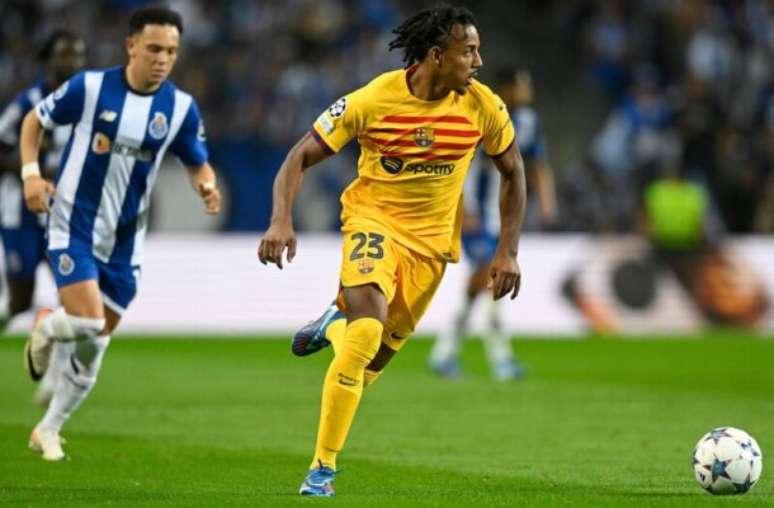 Atualmente, Kound&eacute; &eacute; zagueiro do Barcelona &ndash;