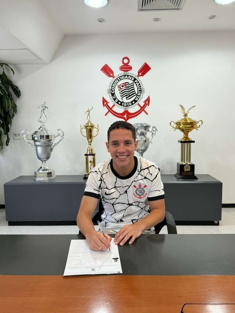 Novo refor&ccedil;o do Sub-20 do Corinthians, Robert Lopes enxerga nova fase com confian&ccedil;a. 