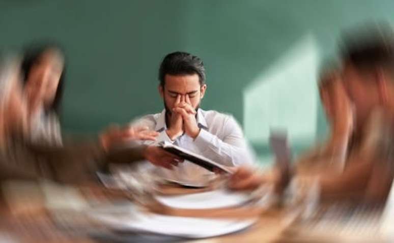 O burnout tem consequ&ecirc;ncias graves. Afeta as pessoas de forma diferente, mas mesmo os casos leves, capazes de se prolongar por v&aacute;rios anos, podem levar a uma s&eacute;rie de resultados negativos para a sa&uacute;de. Isso inclui ansiedade e depress&atilde;o relacionadas, aumento do risco de doen&ccedil;as cardiovasculares, diabetes tipo 2, ins&ocirc;nia, dores de cabe&ccedil;a e, talvez, o mais alarmante: aumento da mortalidade PeopleImages.com - Yuri A/Shutterstock