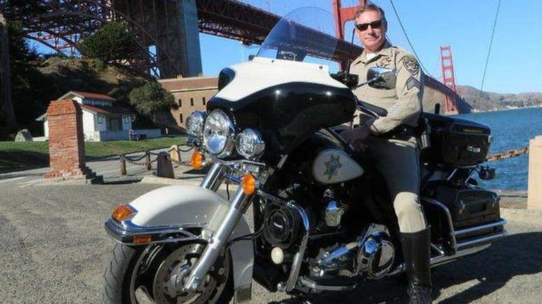 Kevin Briggs, um policial aposentado da Patrulha Rodoviária da Califórnia, é creditado por convencer cerca de 200 pessoas de não pular da Golden Gate
