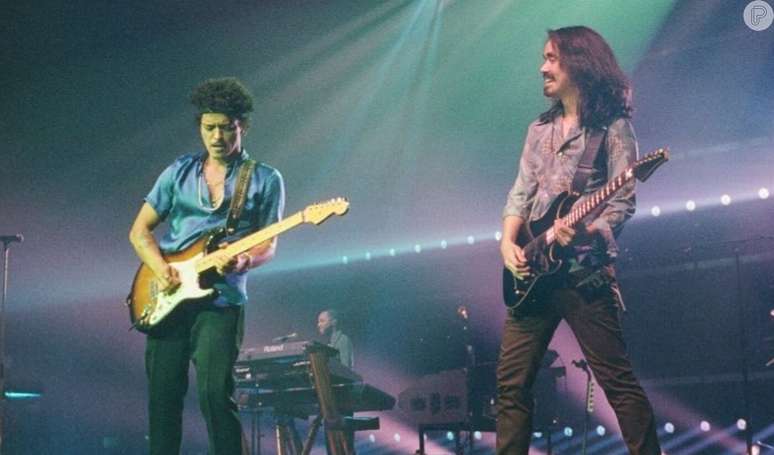 Bruno Mars teve brasileiro em sua banda; guitarrista tocou por anos ao lado do ídolo.