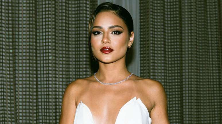 Atriz de "Renascer" usa joias avaliadas em mais de 300 mil reais em evento em S&atilde;o Paulo