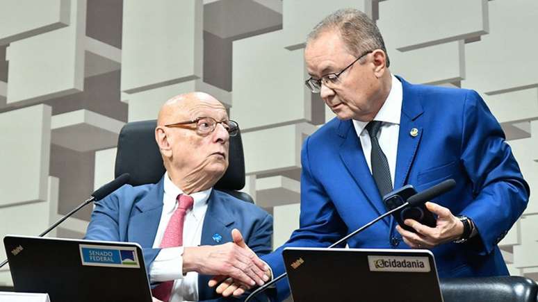 Esperidi&atilde;o Amin e Zequinha Marinho (dir.), relator da proposta, na reuni&atilde;o da comiss&atilde;o