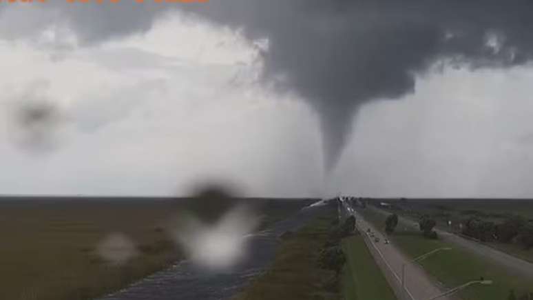 C&acirc;mera de tr&acirc;nsito flagra passagem de tornado no sul da Fl&oacute;rida