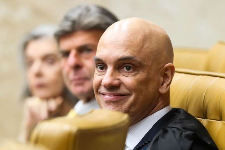Ministro Alexandre de Moraes, do STF, determinou o retorno das atividades do X no Brasil na terça-feira, 8