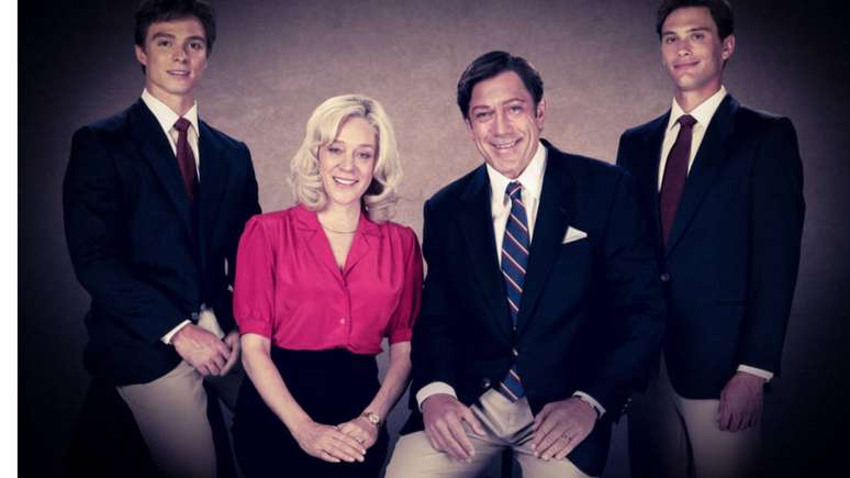 Nicholas Chavez, Chlo&euml; Sevigny, Javier Bardem e Cooper Koch em cena da s&eacute;rie 'Monstros: Irm&atilde;os Menendez: Assassinos dos Pais' Nicholas Chavez, Chlo&euml; Sevigny, Javier Bardem e Cooper Koch em cena da s&eacute;rie 'Monstros: Irm&atilde;os Menendez: Assassinos dos Pais'