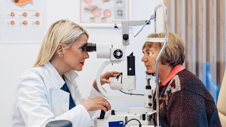 Se consultar regularmente com um oftalmologista é fundamental para cuidar da saúde dos olhos / Foto: Shutterstock