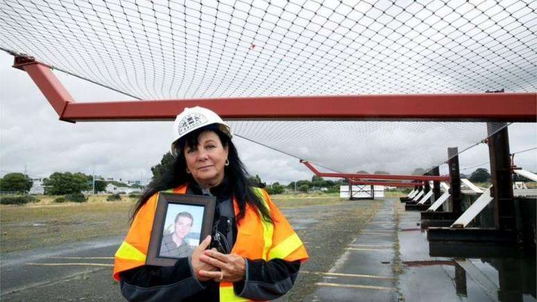 Dayna Whitmer, que perdeu o filho na ponte, é uma forte defensora das redes