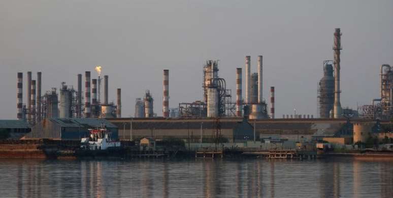 Gulf countries call on US to stop Israel from bombing Iranian oil facilities