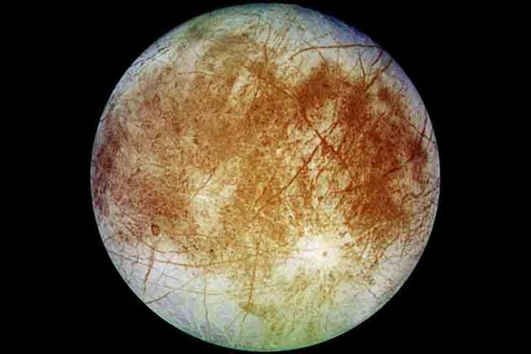 Uma das luas mais conhecidas é EUROPA, que orbita Júpiter. Descoberta por Galileo Galilei em 1610, Europa é famosa por sua superfície de gelo e potencial para abrigar água líquida sob a crosta, o que pode indicar a possibilidade de vida.