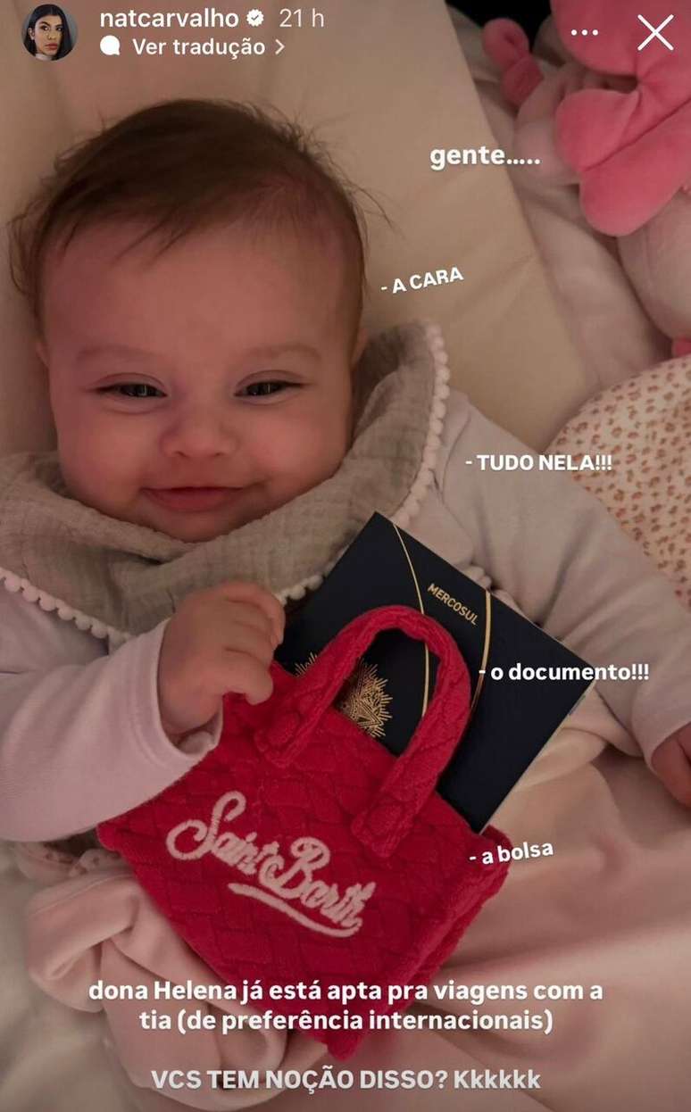 Publica&ccedil;&atilde;o feita pela amiga de Amanda Kimberlly no momento em que Helena, filha de Neymar, segura o passaporte &ndash;