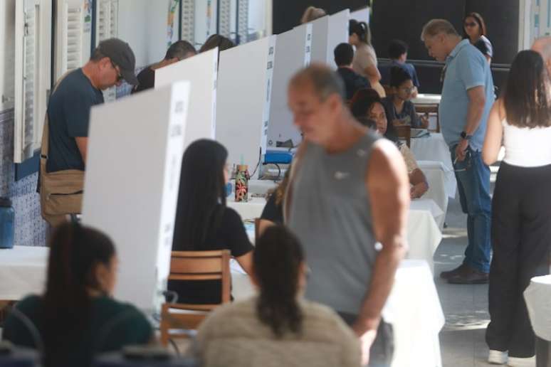 Delega&ccedil;&otilde;es da OEA e do Parlasul consideraram o primeiro turno "ordenado e pac&iacute;fico"