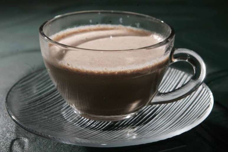 No lanche da tarde, experimente este leite queimado com cupua&ccedil;u. As sementes s&atilde;o batidas no liquidificador com o leite. O a&ccedil;&uacute;car caramelizado completa a receita. &Eacute; bom para tomar bem quente, ou morno, para espantar o frio.Aprenda o passo a passo.