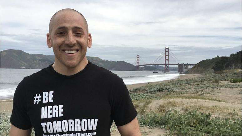 Kevin Hines sobreviveu a uma tentativa de suicídio na ponte em 2000 e dedicou sua vida à defesa da prevenção do suicídio desde então