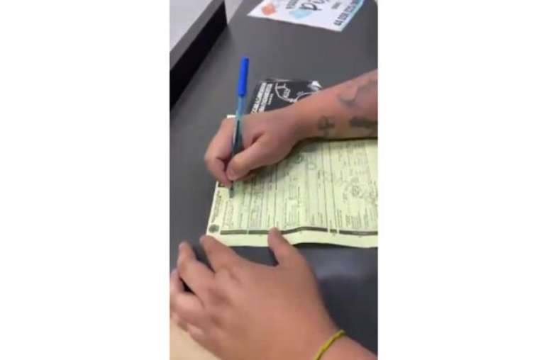 Torcedor do Vasco, Leonardo fez a comemora&ccedil;&atilde;o do pirata Vegetti ap&oacute;s assinar a certid&atilde;o de nascimento de Aylla &ndash;