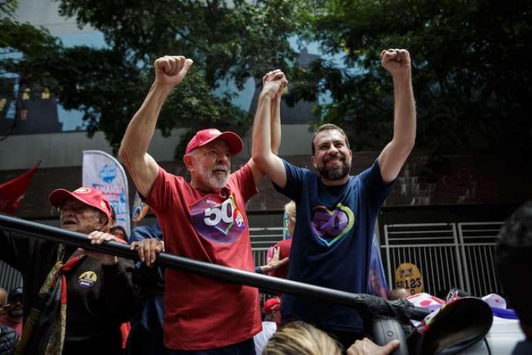 O candidato a prefeitura de S&atilde;o Paulo Guilherme Boulos (PSOL) acompanhado do presidente Lula em ato pol&iacute;tico no primeiro turno