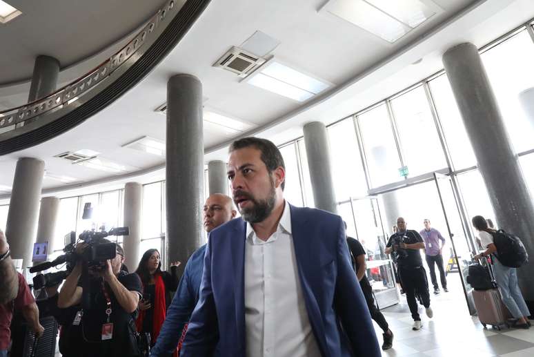O candidato à Prefeitura de São Paulo, Guilherme Boulos (PSOL), fala com a imprensa antes de embarcar para Brasília, no Aeroporto de Congonhas, na zona sul de São Paulo, nesta quinta-feira, 10 de outubro de 2024.