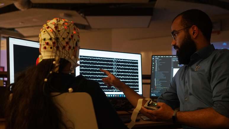 Luiz Fernando trabalhando com neurotecnologia