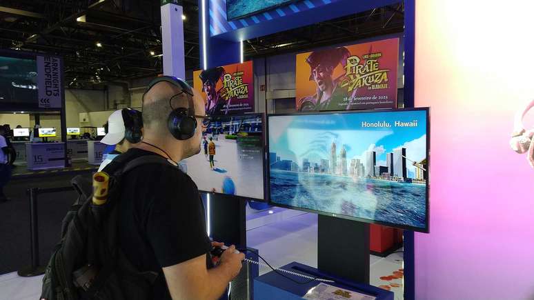 Visitantes da BGS 2024 jogando Like a Dragon: Pirate Yakuza in Hawaii no estande da Sega