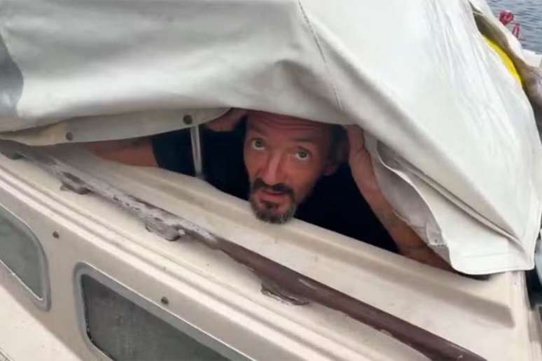 Joseph Malinowski, um homem amputado que vive em um barco ancorado na ba&iacute;a de Tampa, nos Estados Unidos, virou assunto nas redes sociais ao ficar em barco durante furac&atilde;o