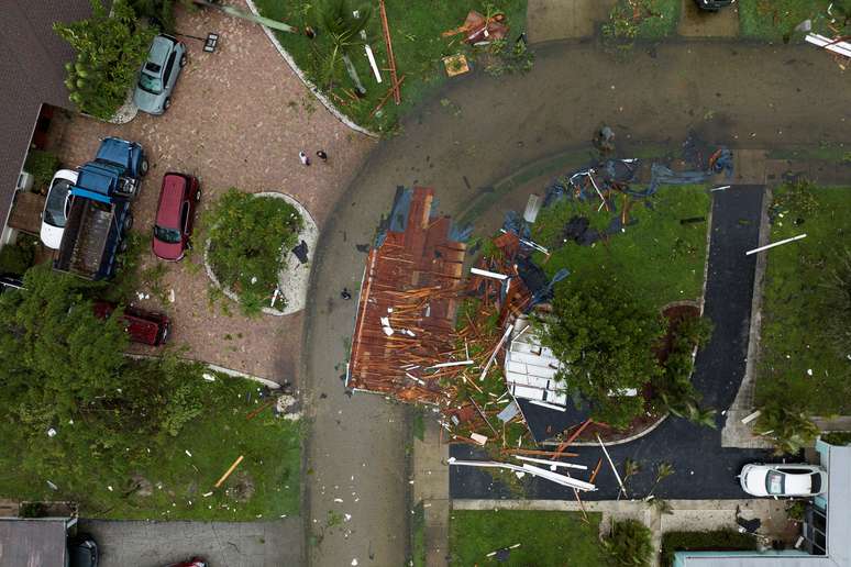 Uma vis&atilde;o de drone mostra o telhado de uma casa pr&oacute;xima no meio de uma rua, causado por um tornado enquanto o furac&atilde;o Milton se aproxima de Fort Myers, Fl&oacute;rida, EUA, em 9 de outubro de 2024.