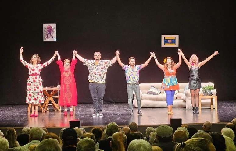 Tássia Camargo (in red) and her co-stars during the final applause of the comedy 'De Sogra e de Louco... We all have a little' Tássia Camargo (in red) and her co-stars during the final applause of the comedy 'De Sogra e de Louco... We all have a little'