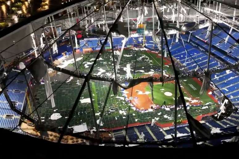 Est&aacute;dio de beisebol teve telhado arrancado por tempestade