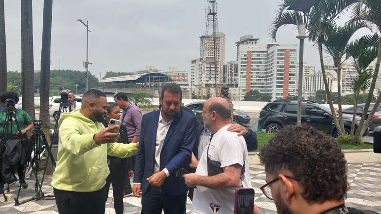 Boulos conversa com eleitores antes de embarcar para Brasília 