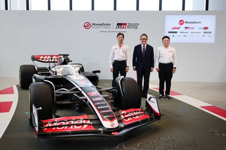 Ayao Komatsu (Haas), Akio Toyoda (CEO de Toyota) y Tomoya Takahashi (Toyota Gazoo)